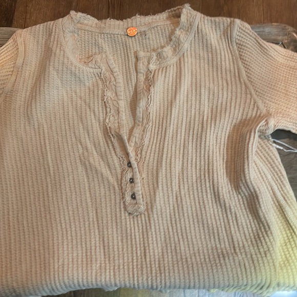 Free People waffle long sleeve T size large 19 inches pit to pit🤩 - Picture 3 of 4